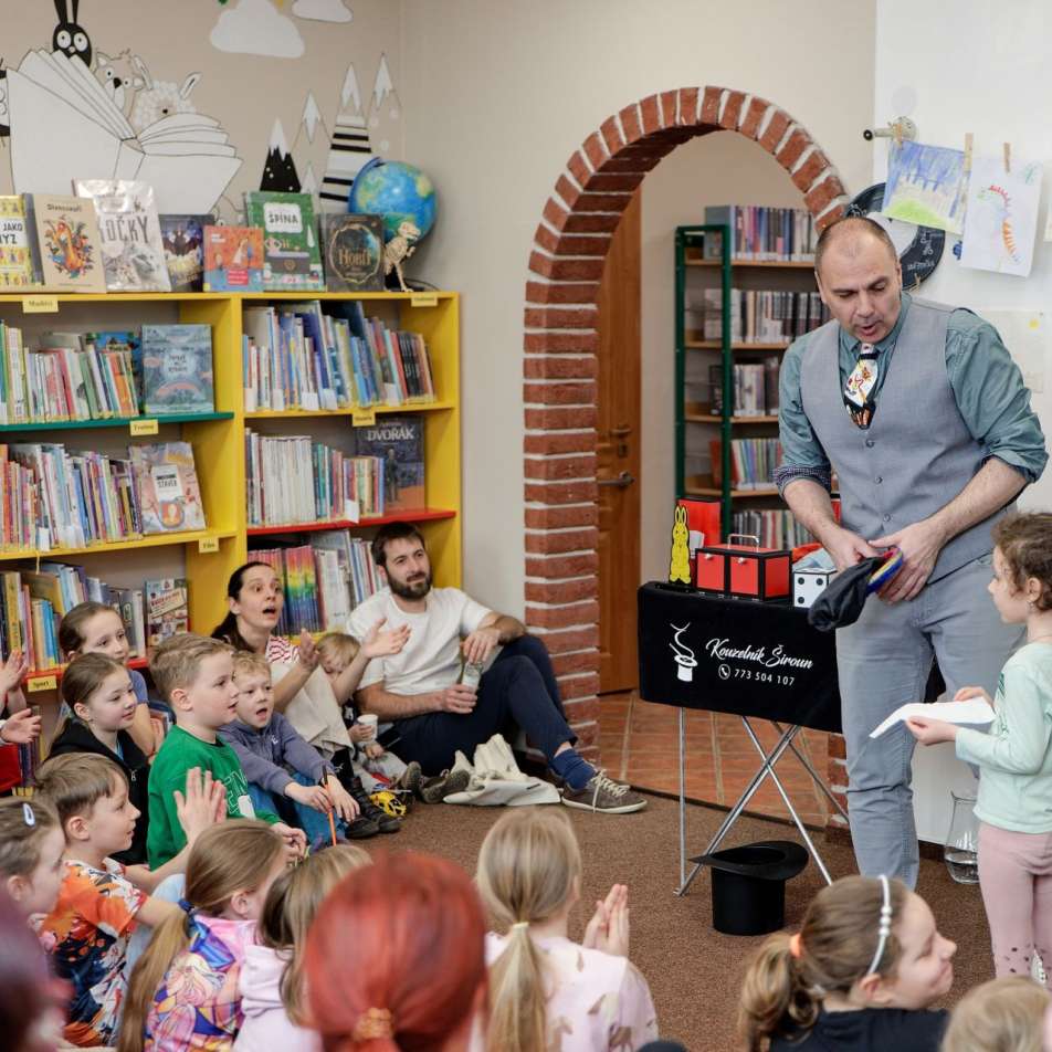 Kouzelnická show baví nejen děti, ale i dospělé diváky
