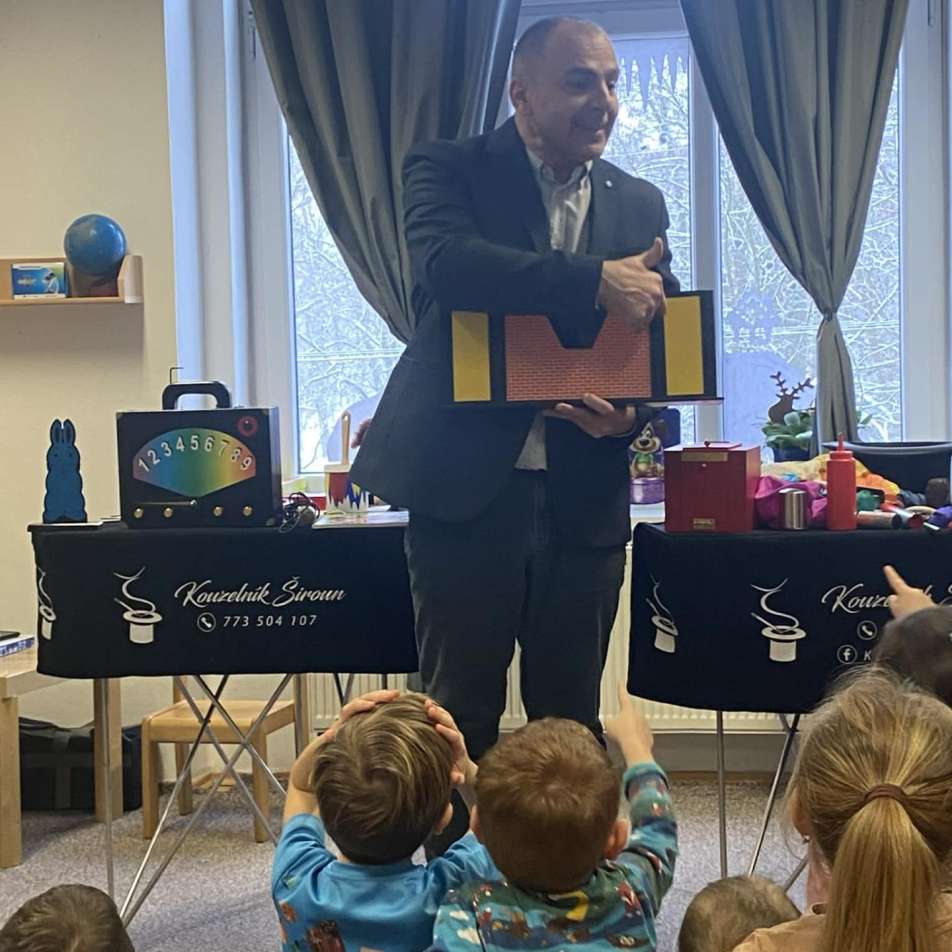 Profesionální kouzelník baví děti i pedagogy v Ústeckém a Karlovarském kraji
