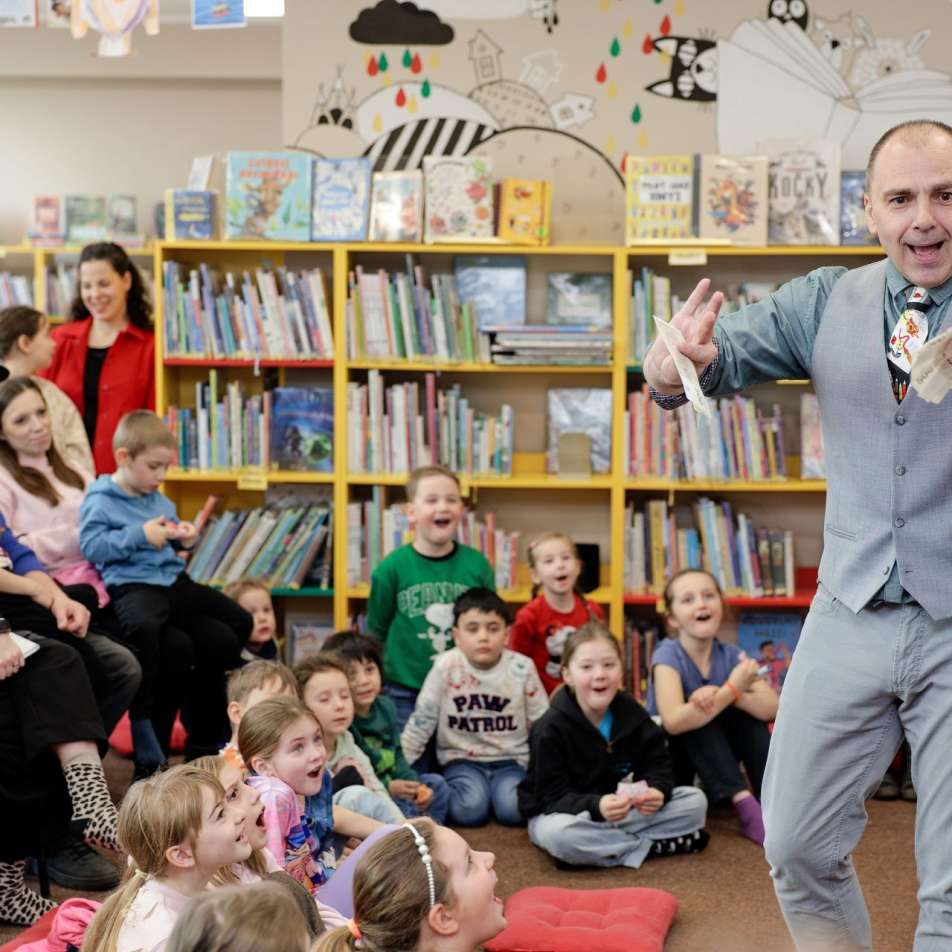 Kouzelník Široun baví děti i dospělé během show