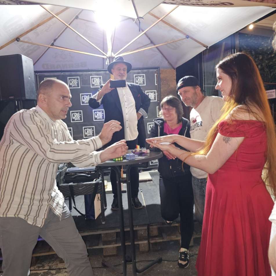 kouzelnik-pro-uzavrenou-firemni-spolecnost