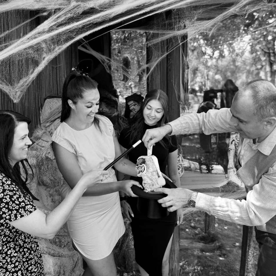 Interaktivní kouzelnická show na večírku, hosté se aktivně zapojují do programu.