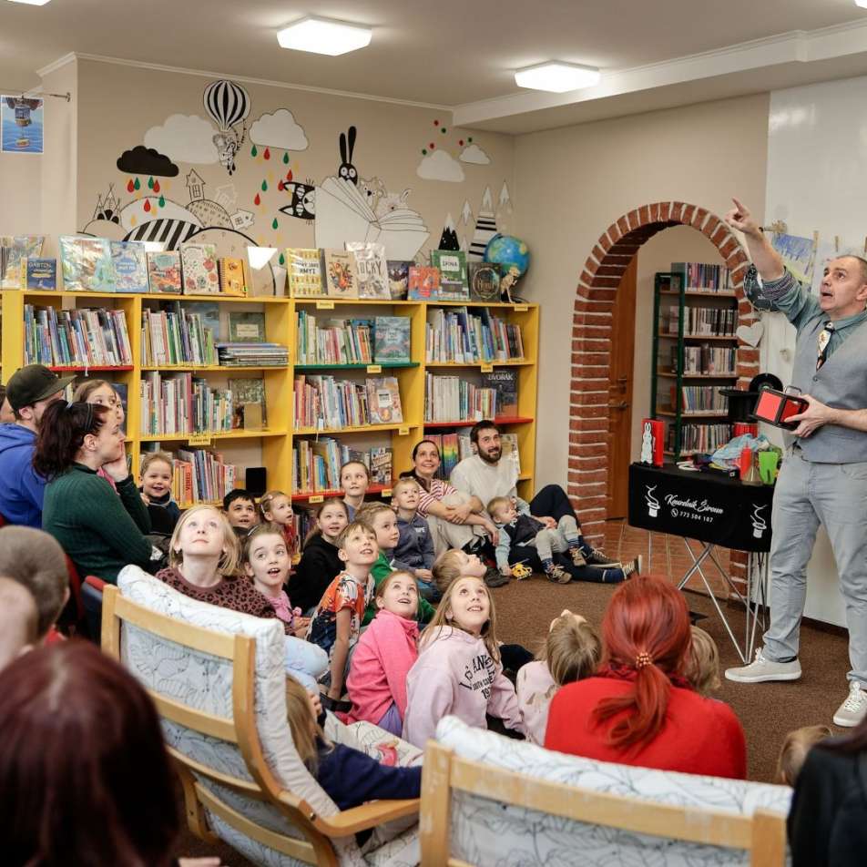 Úžas v očích dětí při kouzlení v knihovně