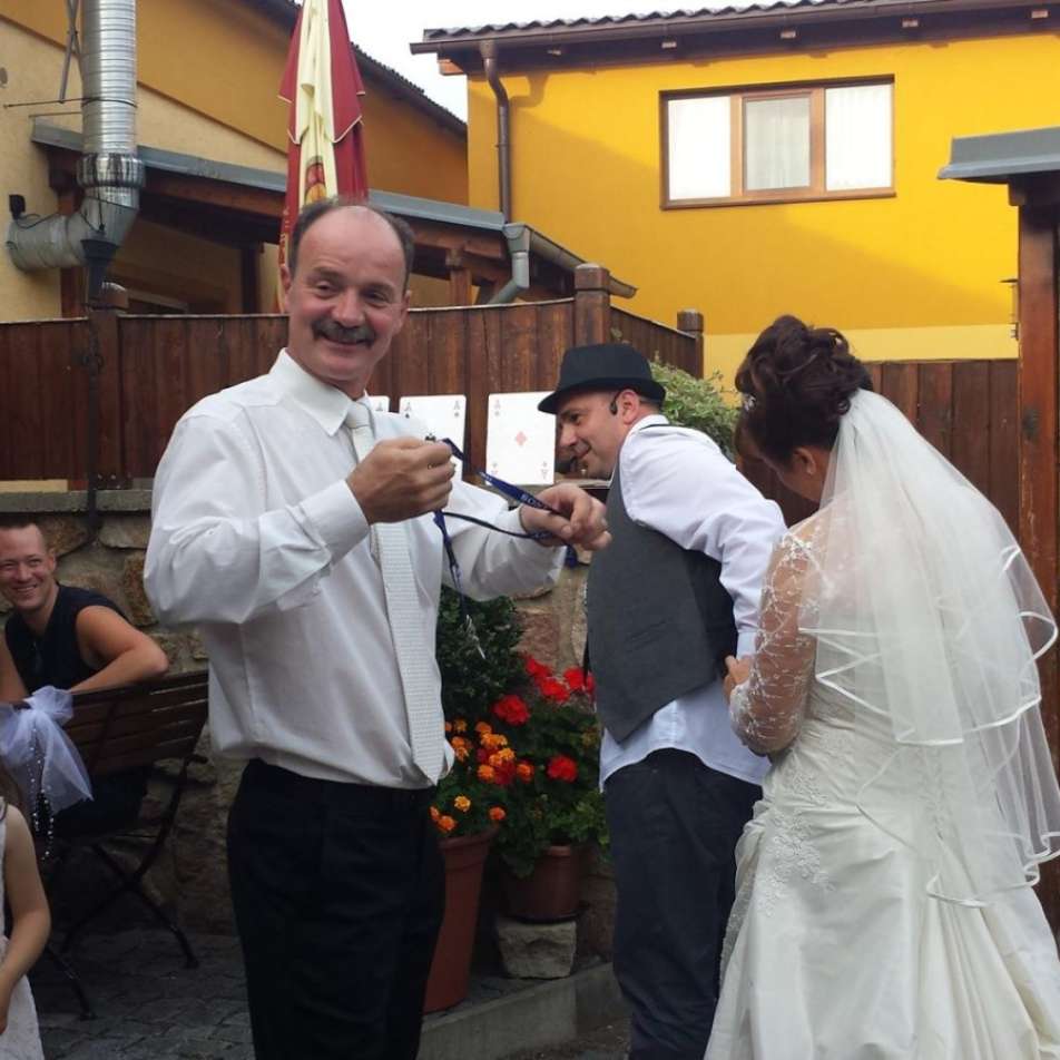 kouzelnik-pro-svatebni-hosty-dospelaci