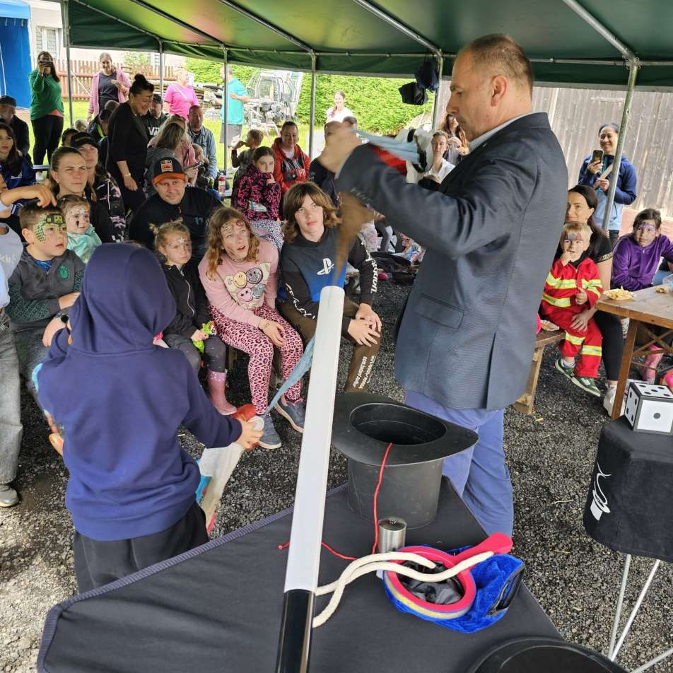 kouzelnik-siroun-na-party-pod-sirym-nebem