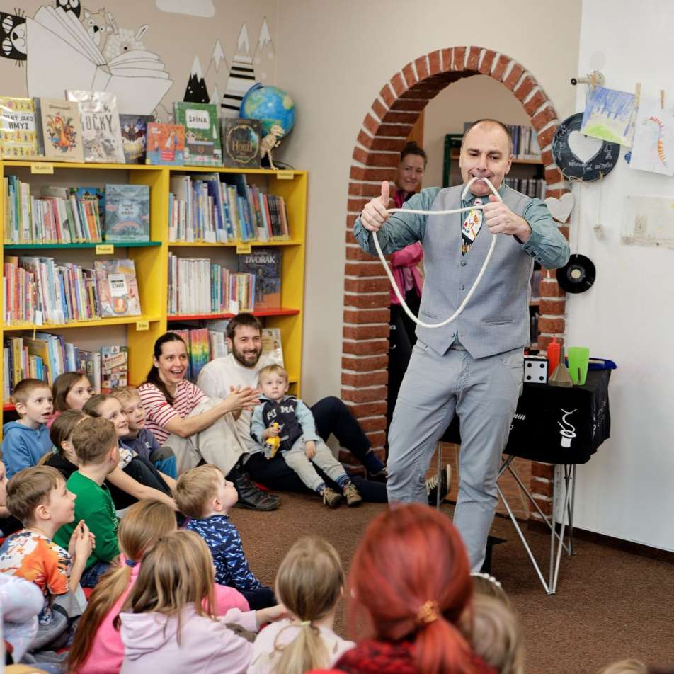 Kouzelník pro děti v knihovně v Kadani– zábavná kouzelnická show plná smíchu