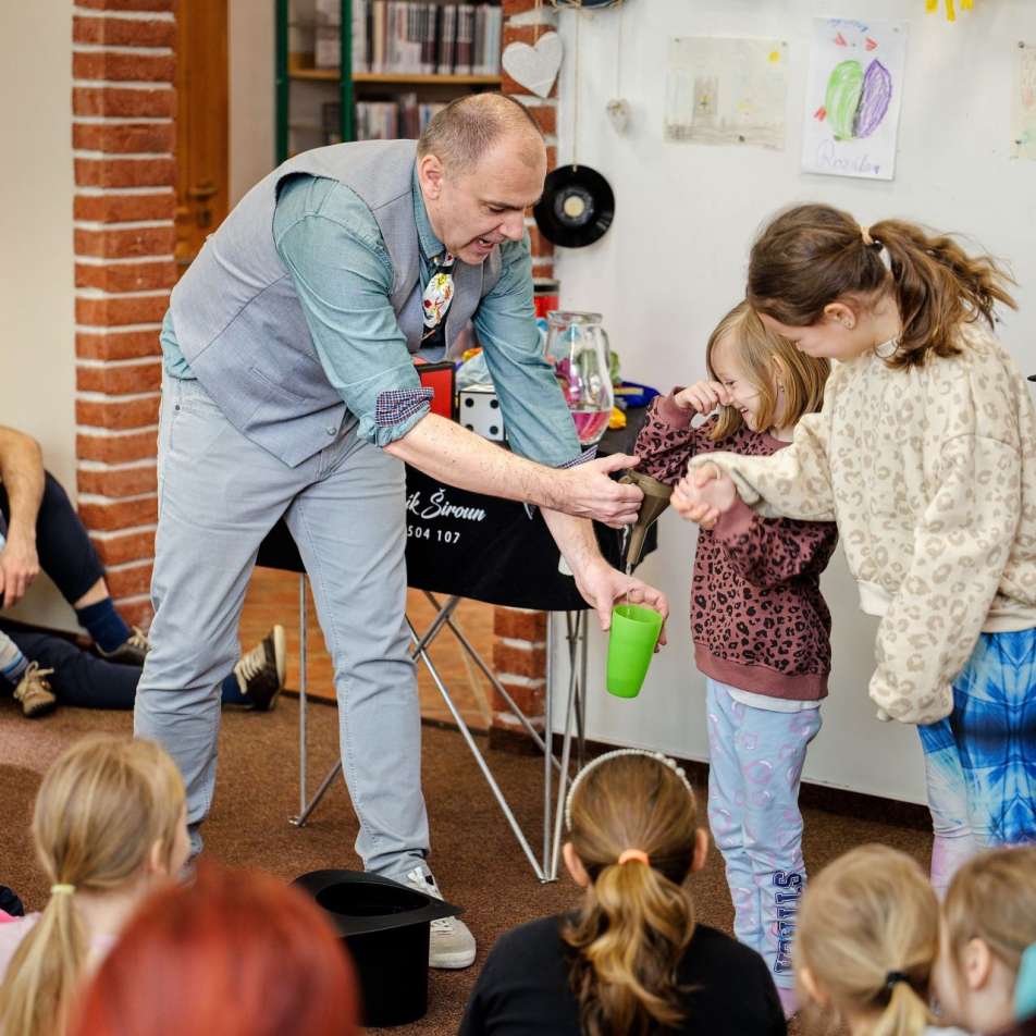 Kouzelník Široun rozesmívá děti během vystoupení