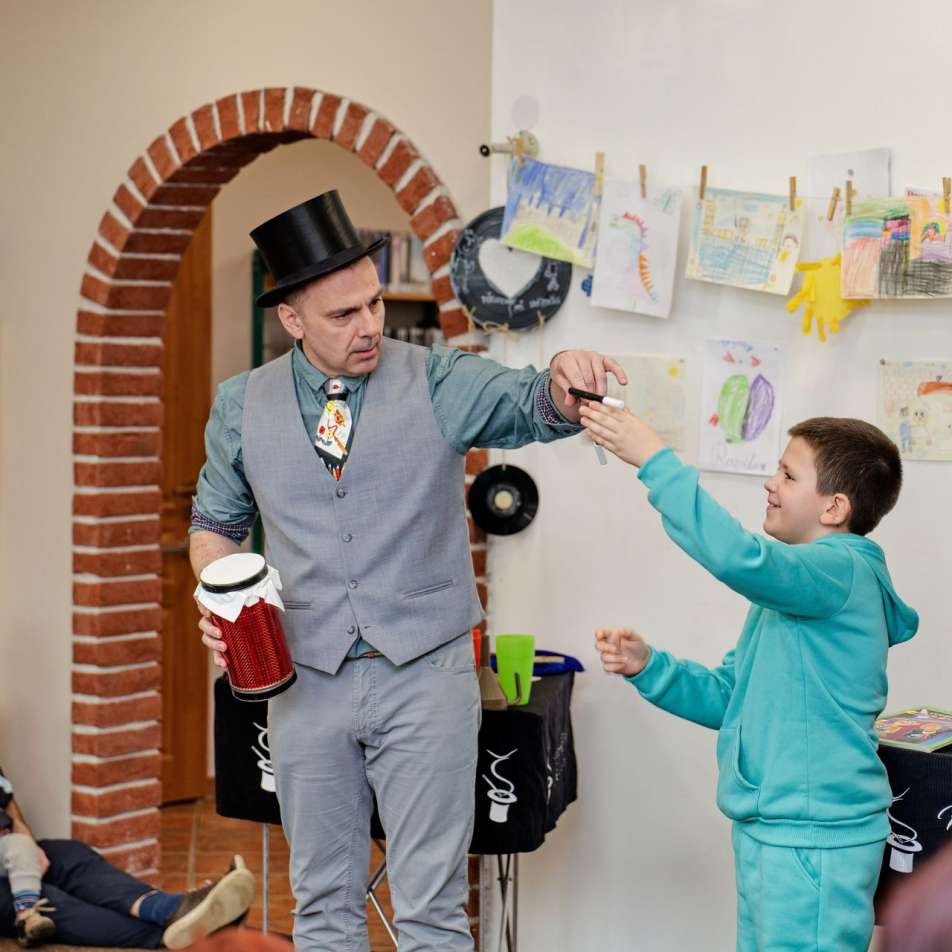 Děti i dospělí si užívají kouzelnickou show