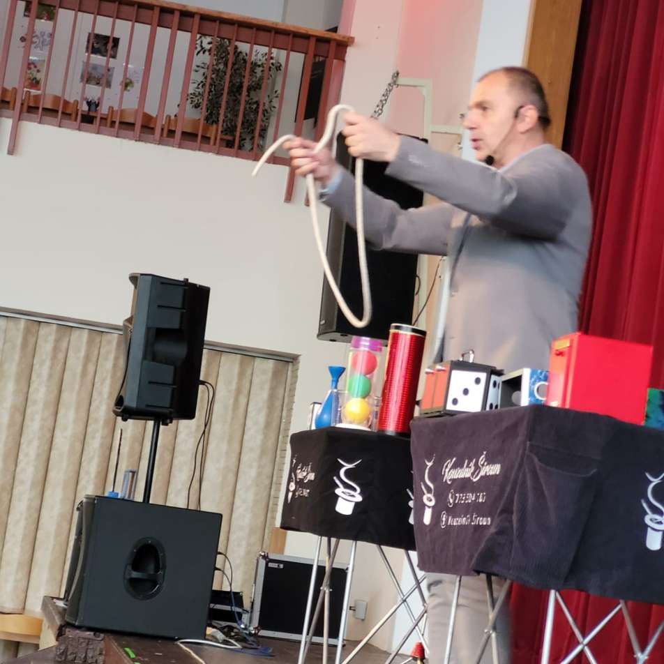 Kouzelník Široun baví děti a dospělé v Holýšově