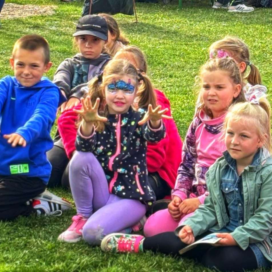 hoste-se-bavi-na-kouzelne-show