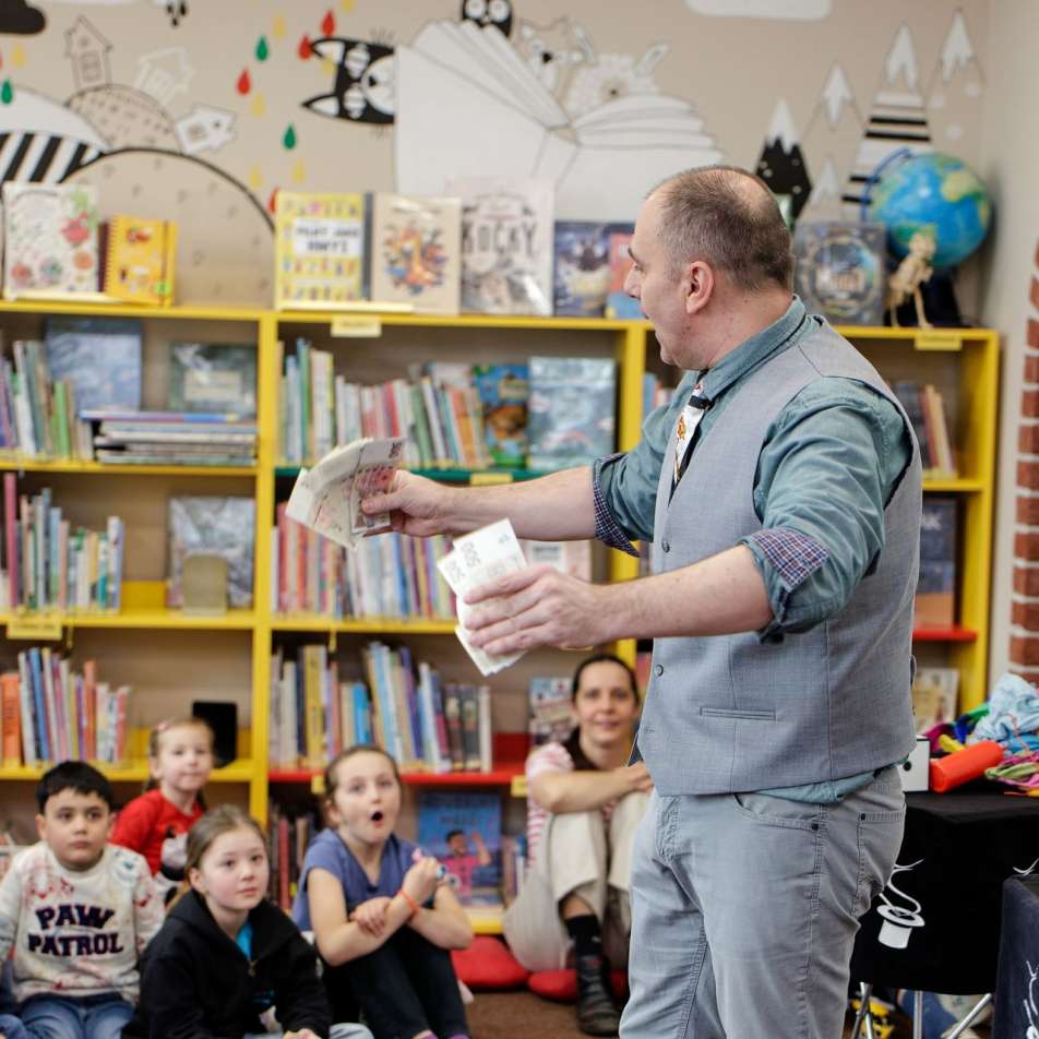 Smích a radost dětí během kouzelnického vystoupení