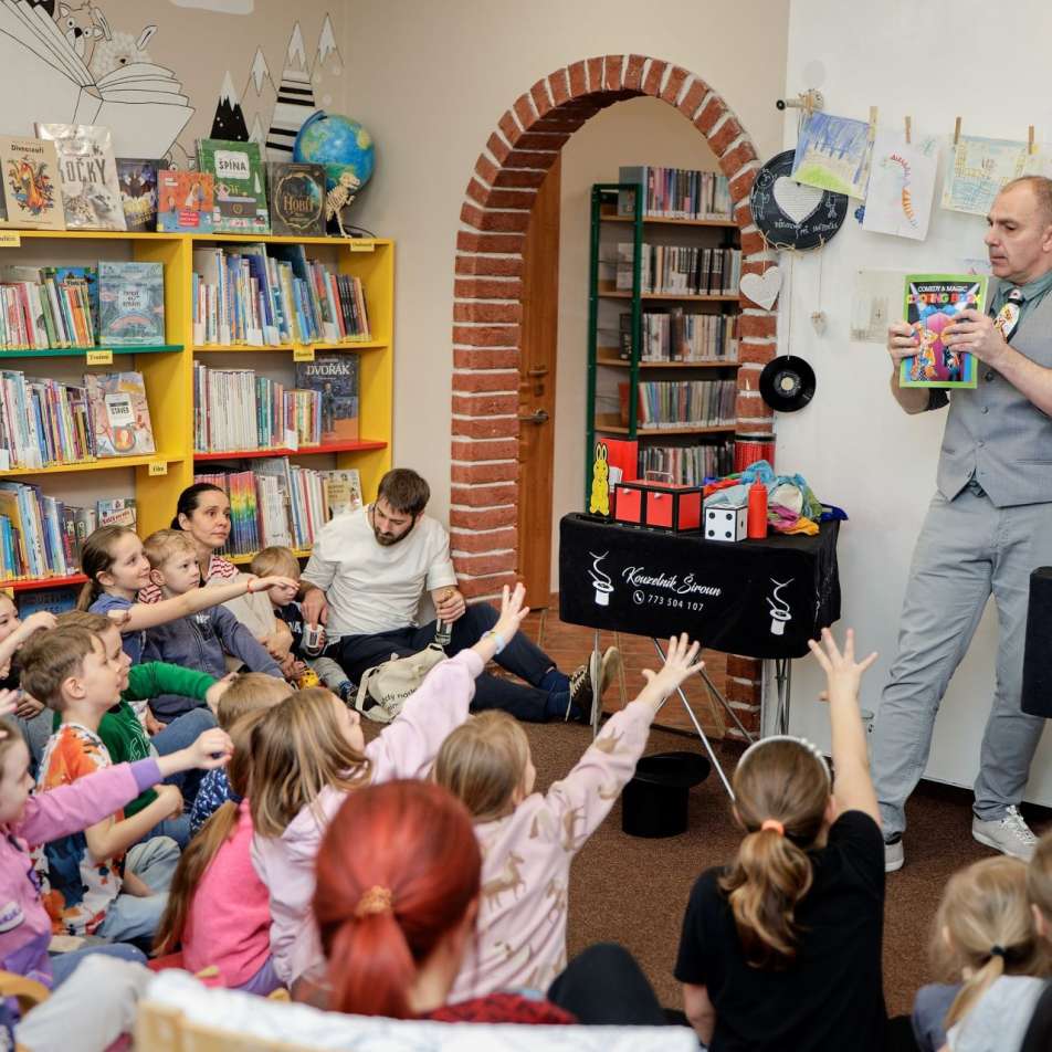 Děti se aktivně zapojují do kouzelnického vystoupení