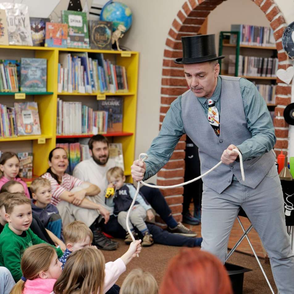 Kouzelník na dětské akci v knihovně – zábavný program