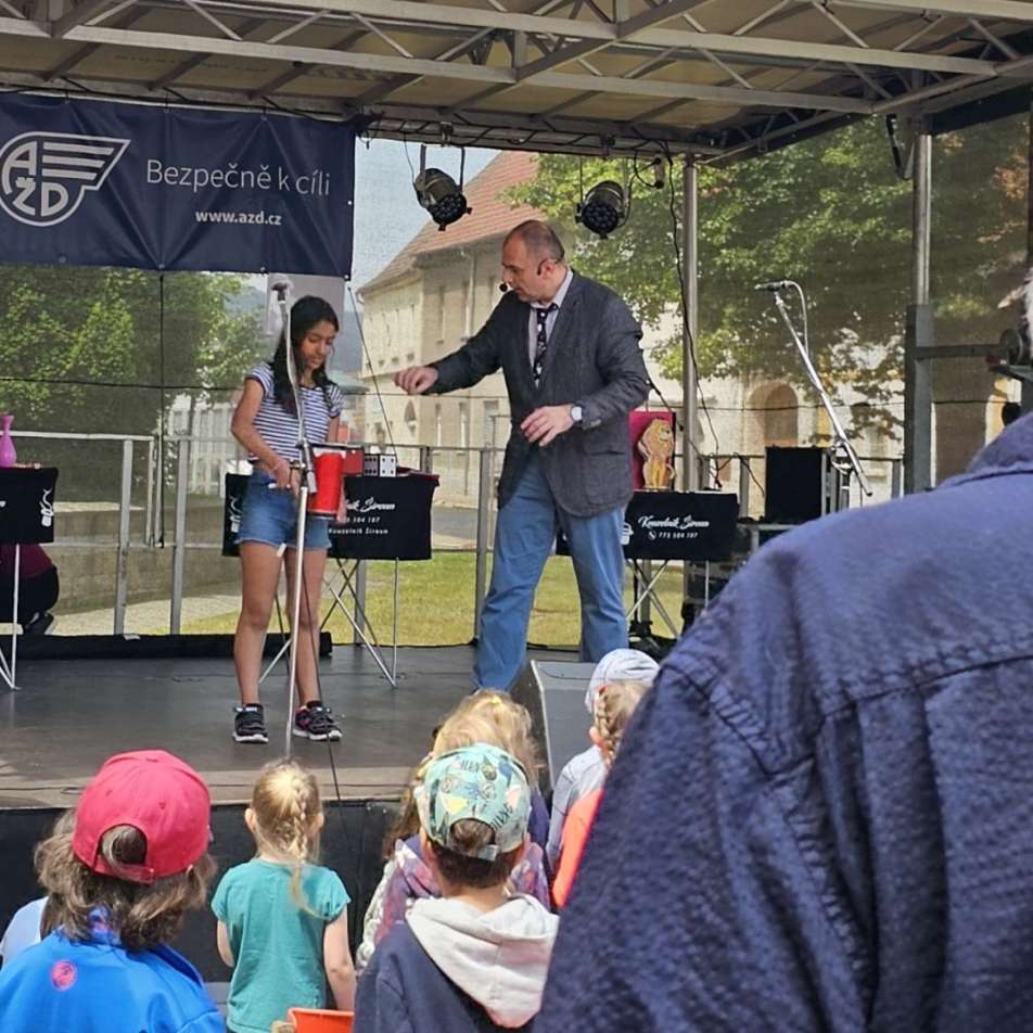 kouzelnik-siroun-na-poutovem-podiu