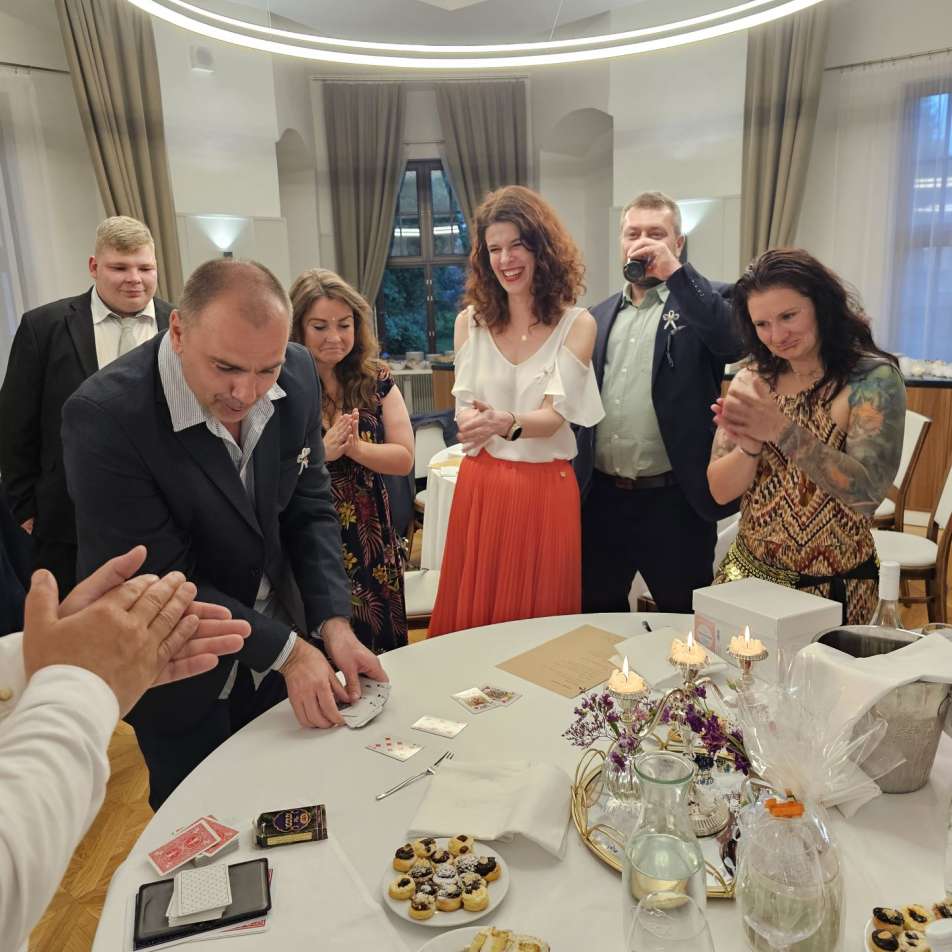 kouzelnik-pro-male-skupiny-hostu