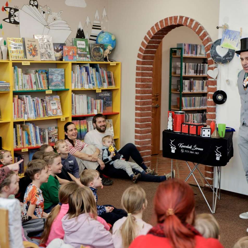 Úžas v očích dětí při kouzlení v knihovně