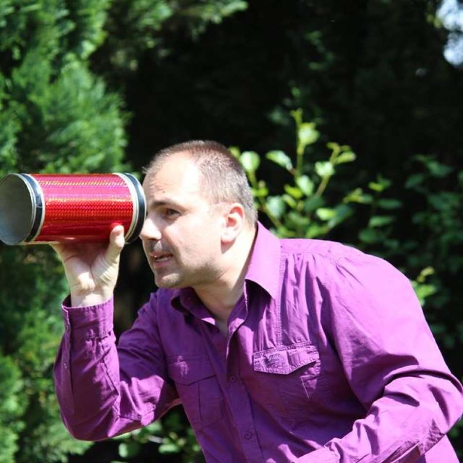 letni-zahradni-show-s-kouzelnikem