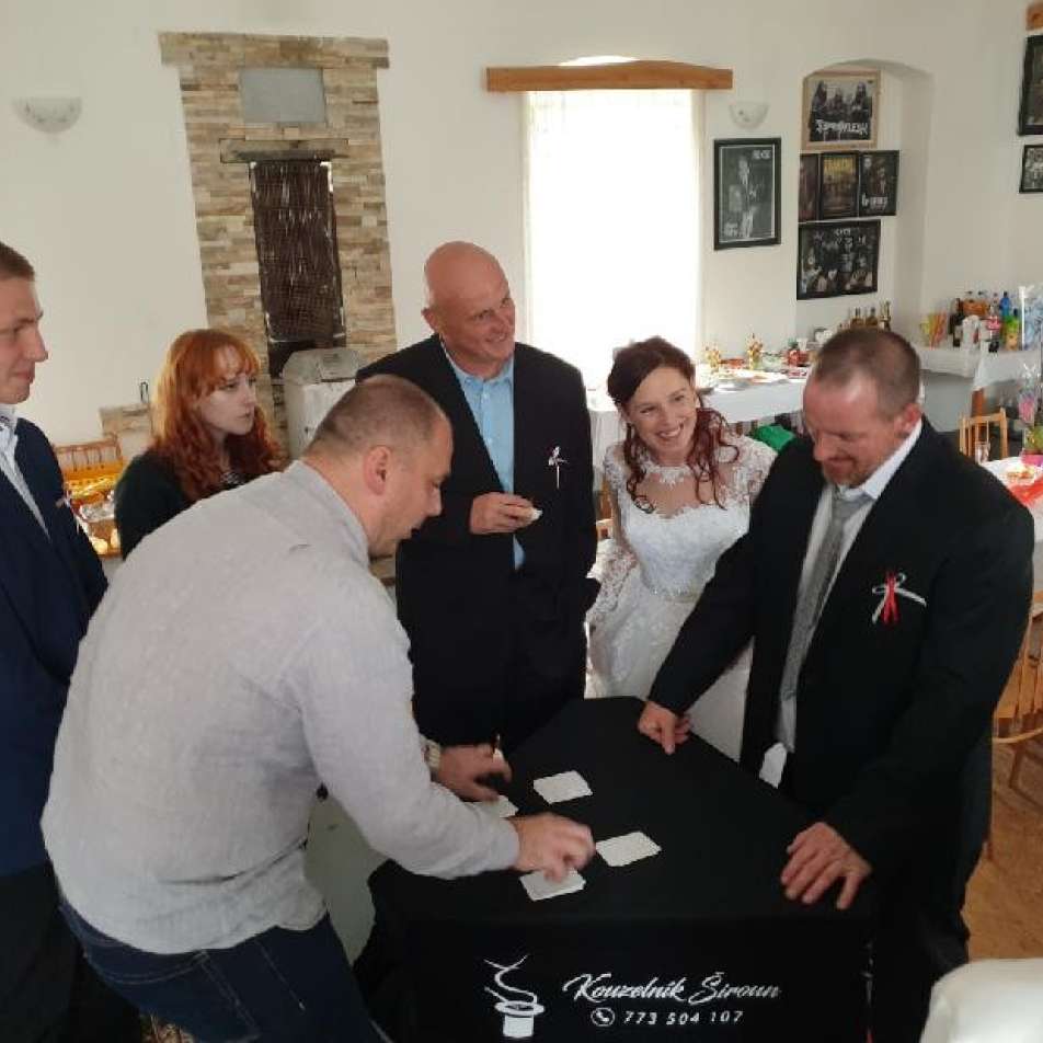 zabava-na-svatebni-vecirek-kouzelnik