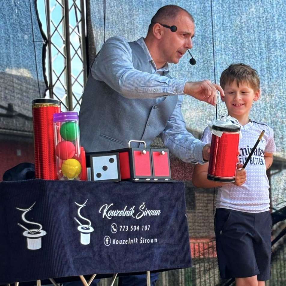 kouzelnik-na-obecni-slavnosti