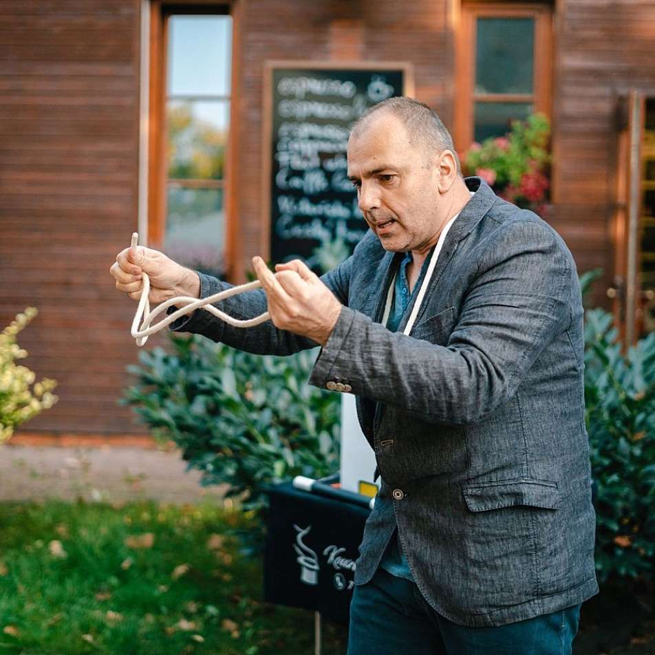 venkovni-show-s-kouzelnikem