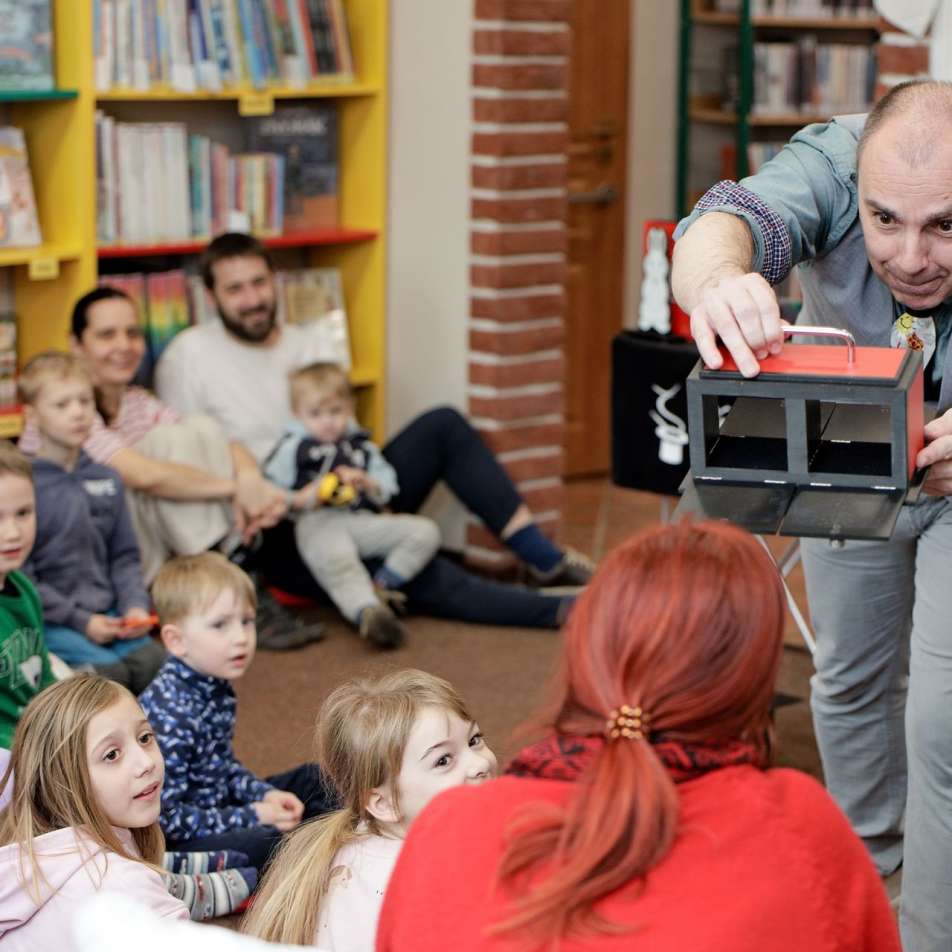 Kouzelník pro děti v knihovně v Ústeckém kraji – zábavná kouzelnická show plná smíchu