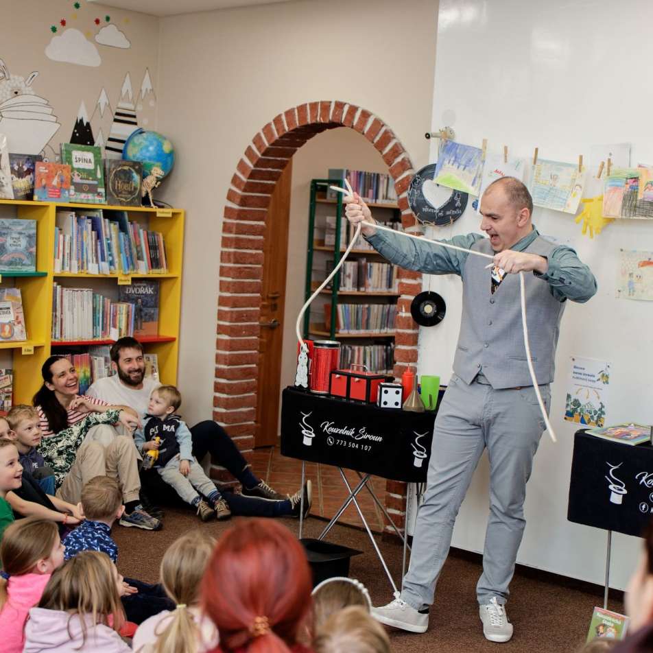 Děti i dospělí si užívají kouzelnickou show